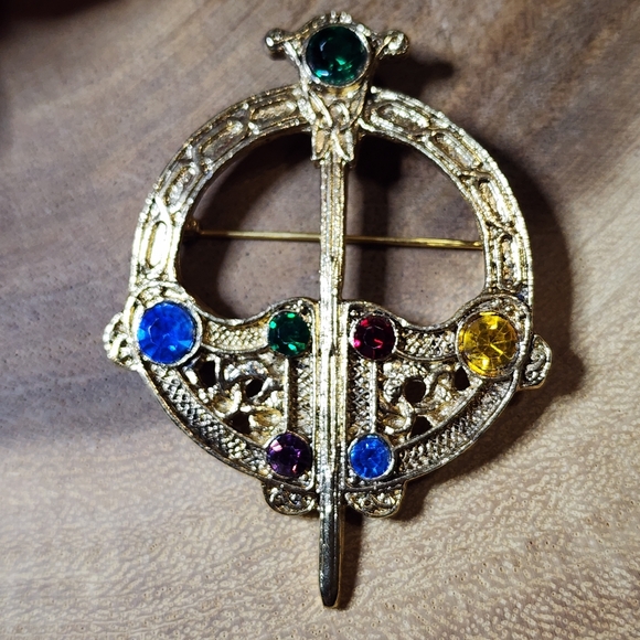 Vintage Gold Toned Celtic Tara Brooch with Multicolor Glass Gemstones - Picture 6 of 9